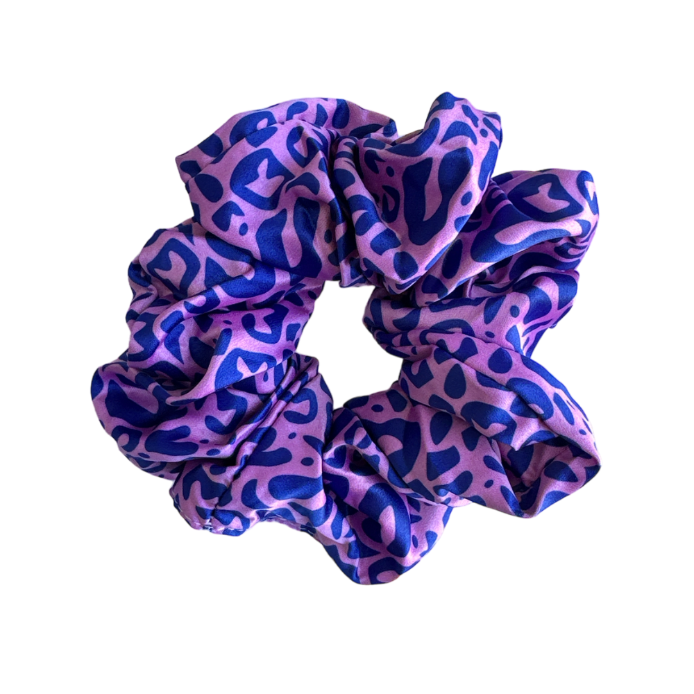 bamba_scrunchies_john navas_pelo_satín_cabello_cauchos_ animal print rosado y morado